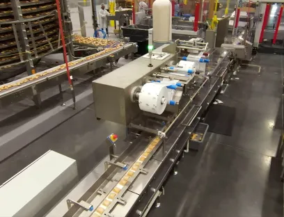 Der Verpackungsbereich bei JTM Foods, in der Mitte ist eine von zwei Schlauchbeutelmaschinen zu sehen, und im Hintergrund die zentrale Sekundärverpackung, Bild: Sacmi Packaging & Chocolate Verpackungsbereich bei JTM Foods, in der Mitte ist eine von zwei Schlauchbeutelmaschinen zu sehen, und im Hintergrund die zentrale Sekundärverpackung, alle Systeme von Sacmi Packaging & Chocolate