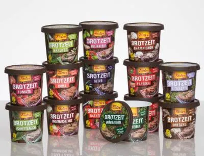 Kunststoff-Becher mit Holzfässchen-Optik: Vegane Brotzeit aus dem „Fässle“, Bild: Sonoco Kunststoff-Becher mit Holzfässchen-Optik: Vegane Brotzeit aus dem „Fässle“