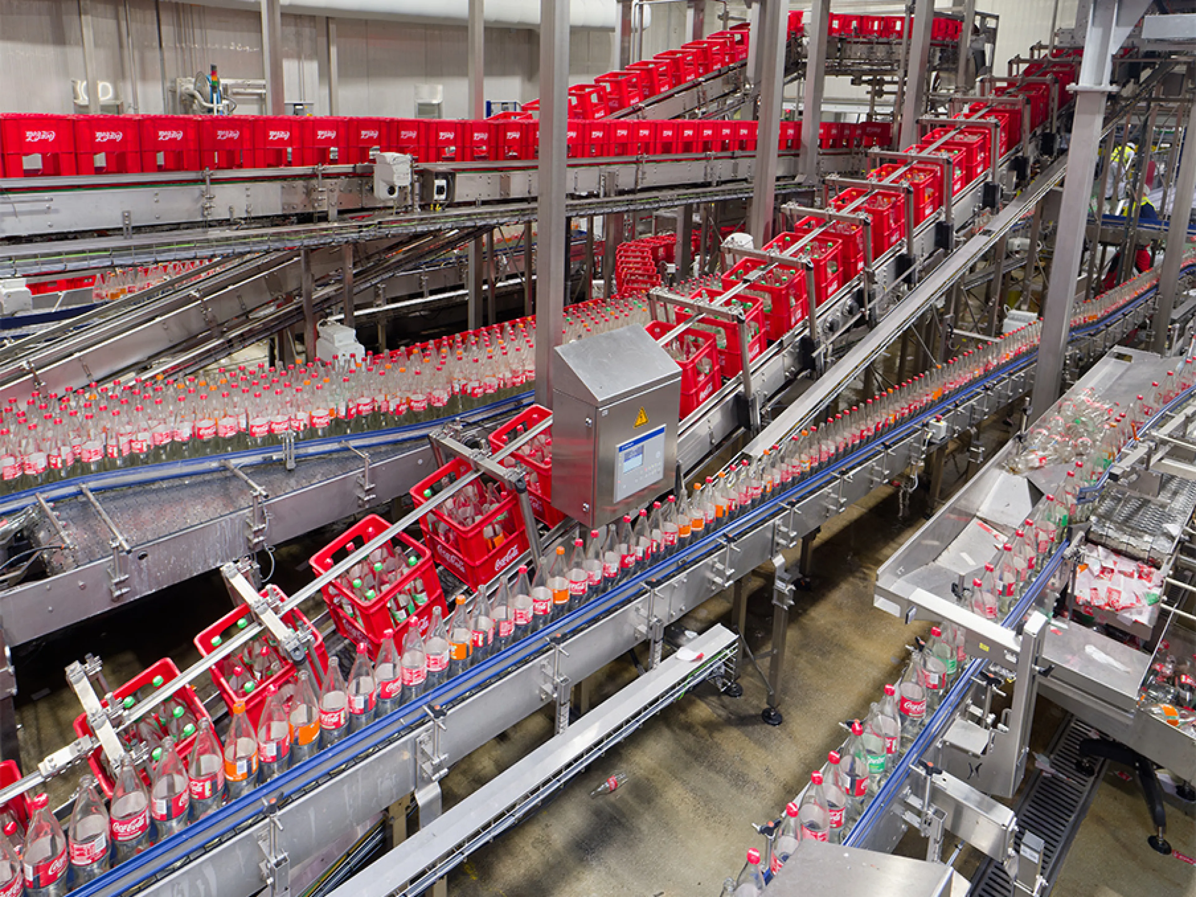 Betrieb bei Coca-Cola am laufenden Band, ein ungeplanter Stillstand würde immense Kosten verursachen, Bild: Andreas Biniasch Betrieb bei Coca-Cola am laufenden Band, ein ungeplanter Stillstand würde immense Kosten verursachen