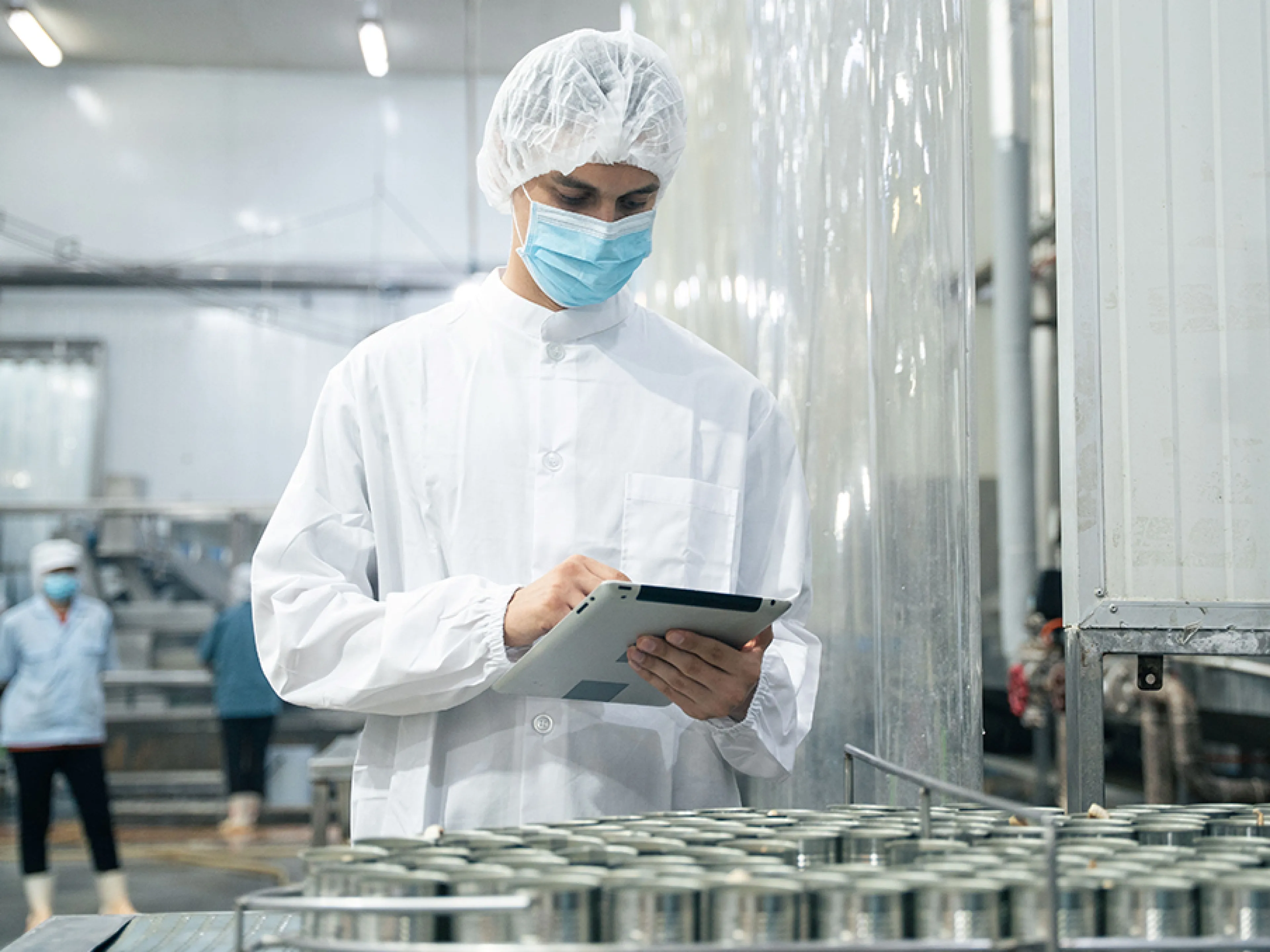 Qualitätskontrolle bei der Lebensmittelherstellung, Bild: winnievinzence / stock.adobe.com Qualitätskontrolle bei der Lebensmittelindustrie