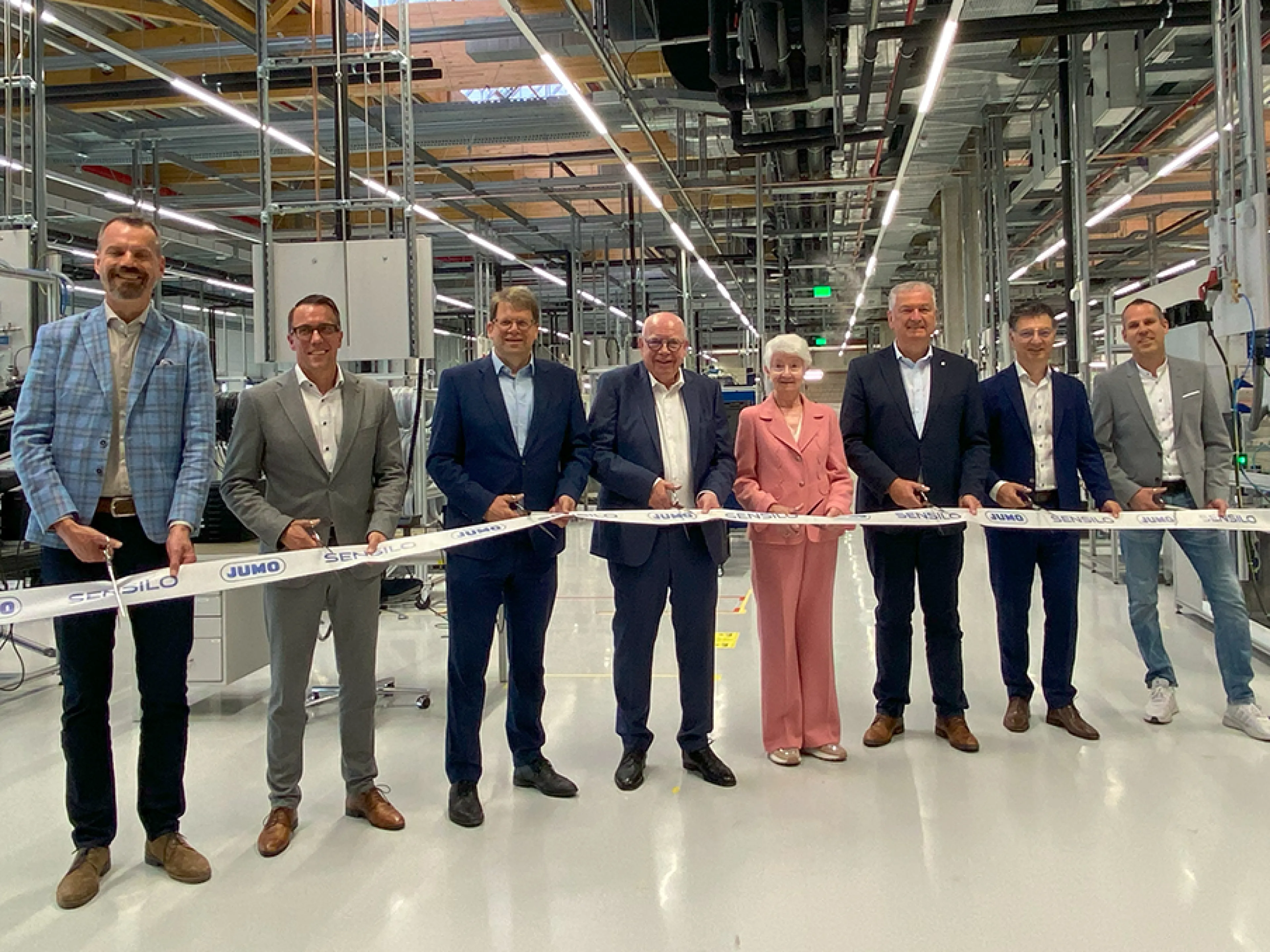 v.l.n.r.: Projektleiter Stefan Reith, Jumo-Geschäftsführer Dr. Steffen Hoßfeld, Fuldas Oberbürgermeister Dr. Heiko Wingenfeld, Gesellschafter Bernhard Juchheim, Brigitte Juchheim, Landrat Bernd Woide, Jumo-Geschäftsführer Dimitrios Charisiadis und Stefan Steinbeck, Werksleiter Sensilo bei der feierliche Eröffnung des neuen Sensilo Werkes von Jumo in Fulda, Bild: LMV-online.de / Susanne Woggon Feierliche Eröffnung des Sensilo Werkes von Jumo in Fulda