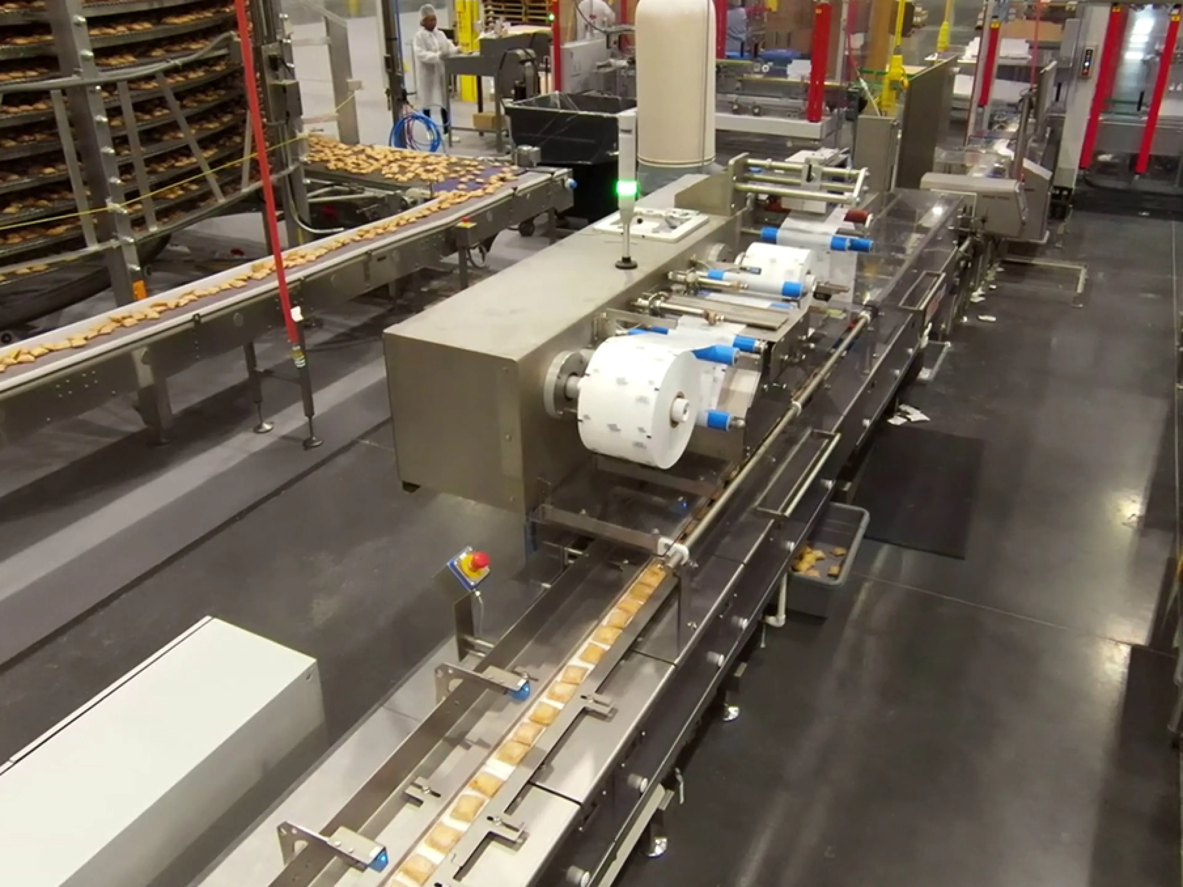 Der Verpackungsbereich bei JTM Foods, in der Mitte ist eine von zwei Schlauchbeutelmaschinen zu sehen, und im Hintergrund die zentrale Sekundärverpackung, Bild: Sacmi Packaging & Chocolate Verpackungsbereich bei JTM Foods, in der Mitte ist eine von zwei Schlauchbeutelmaschinen zu sehen, und im Hintergrund die zentrale Sekundärverpackung, alle Systeme von Sacmi Packaging & Chocolate