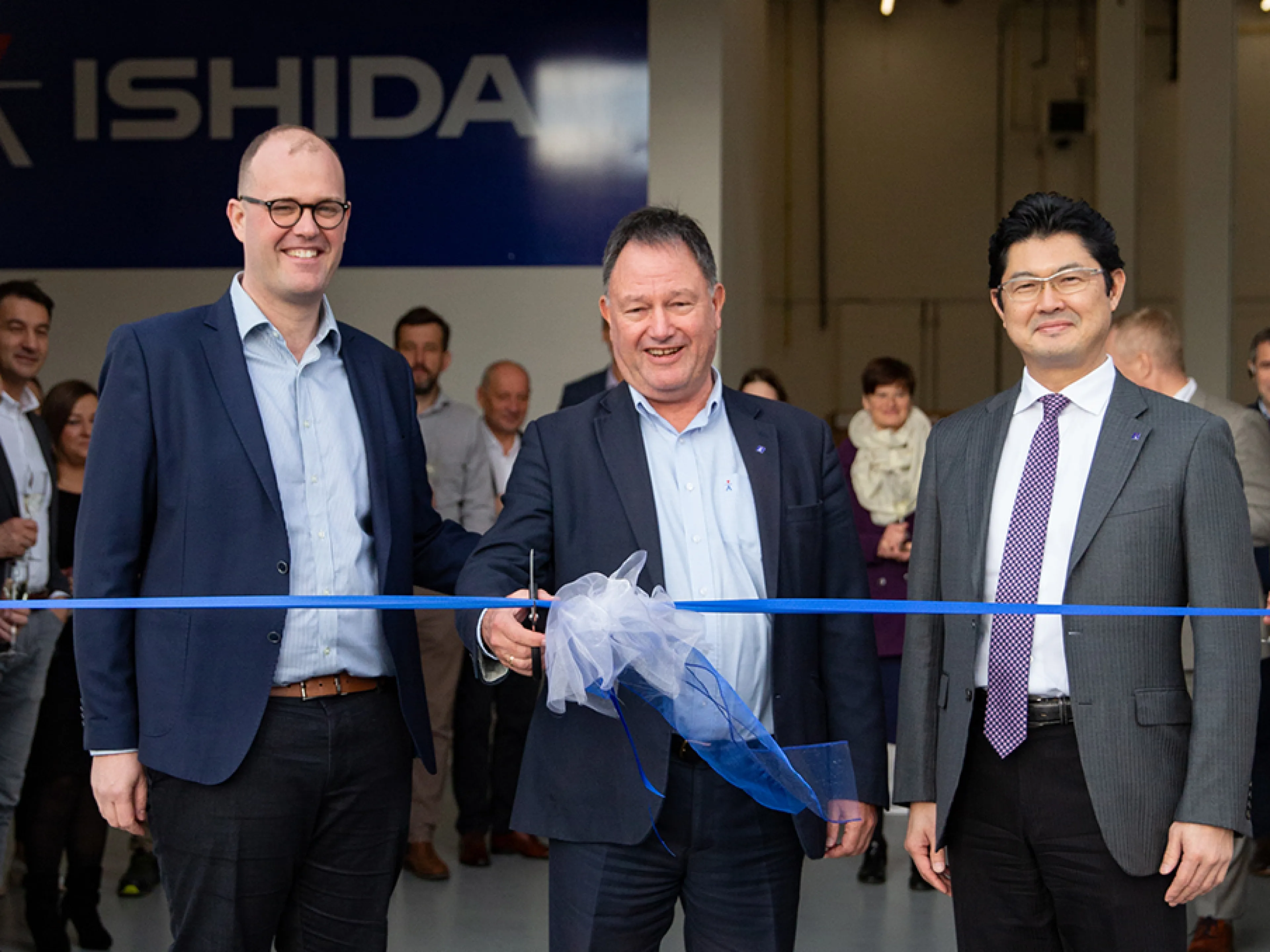 v.l.n.r.: Wim Hermans, Regional General Manager North & East Europe, Dave Tiso, Managing Director at Ishida Europe, und Takayo Motegi, Sales Director Ishida Europe, eröffnen die neue Niederlassung in Prag, Bild: Ishida Wim Hermans, Dave Tiso, Takayo Motegi von Ishida eröffnen die neue Niederlassung in Prag