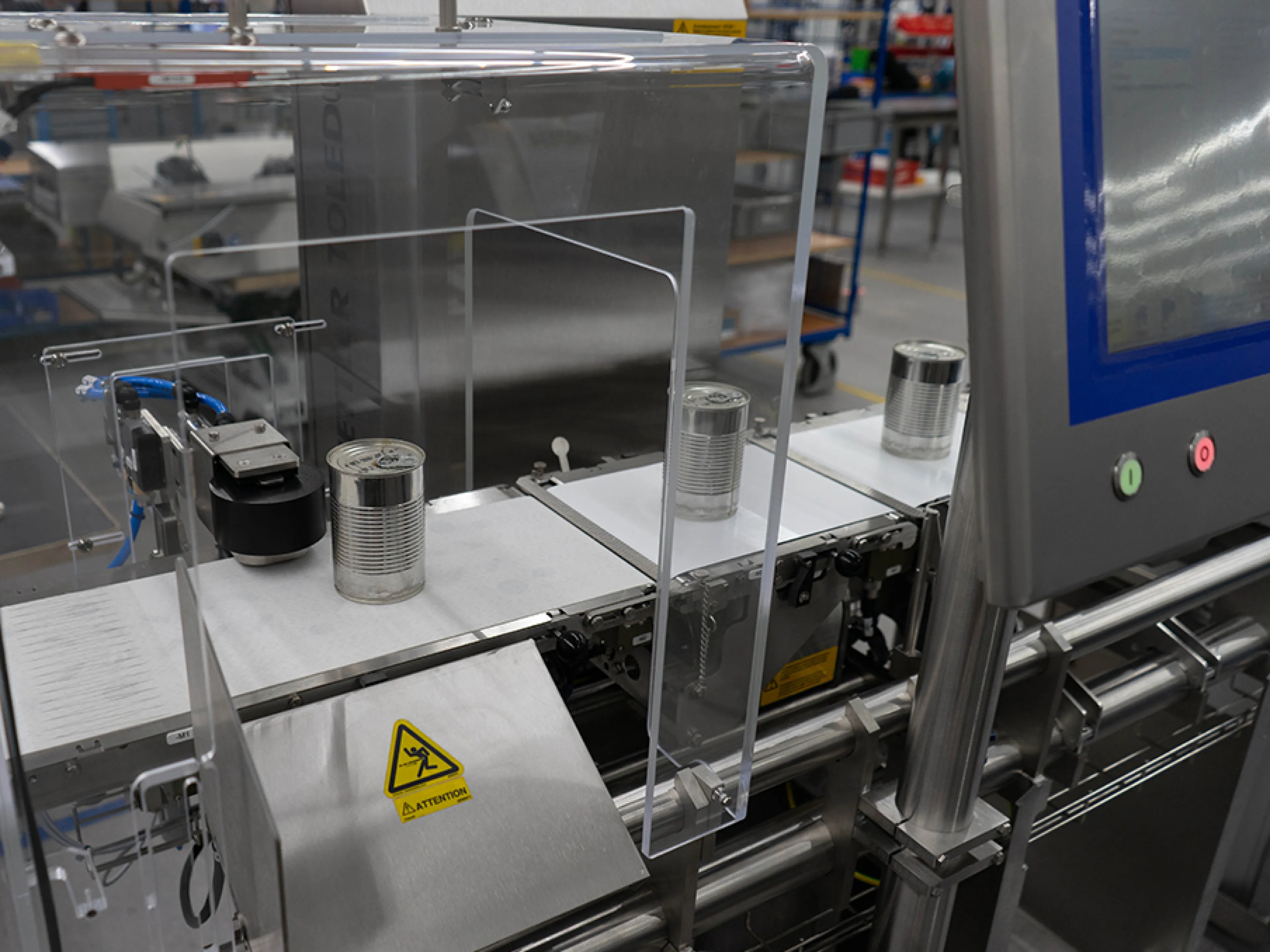 Hochleistungs-Kontrollwaage von Mettler Toledo Garvens prüft beispielsweise Konservenprodukte auf Gewicht in Echtzeit und unterstützt so die Reduzierung von Lebensmittelverschwendung in automatisierten Produktionslinien, Bild: Mettler Toledo Hochleistungs-Kontrollwaage von Mettler Toledo Garvens für Konservenprodukte prüft das Gewicht in Echtzeit und unterstützt so die Reduzierung von Lebensmittelverschwendung in automatisierten Produktionslinien