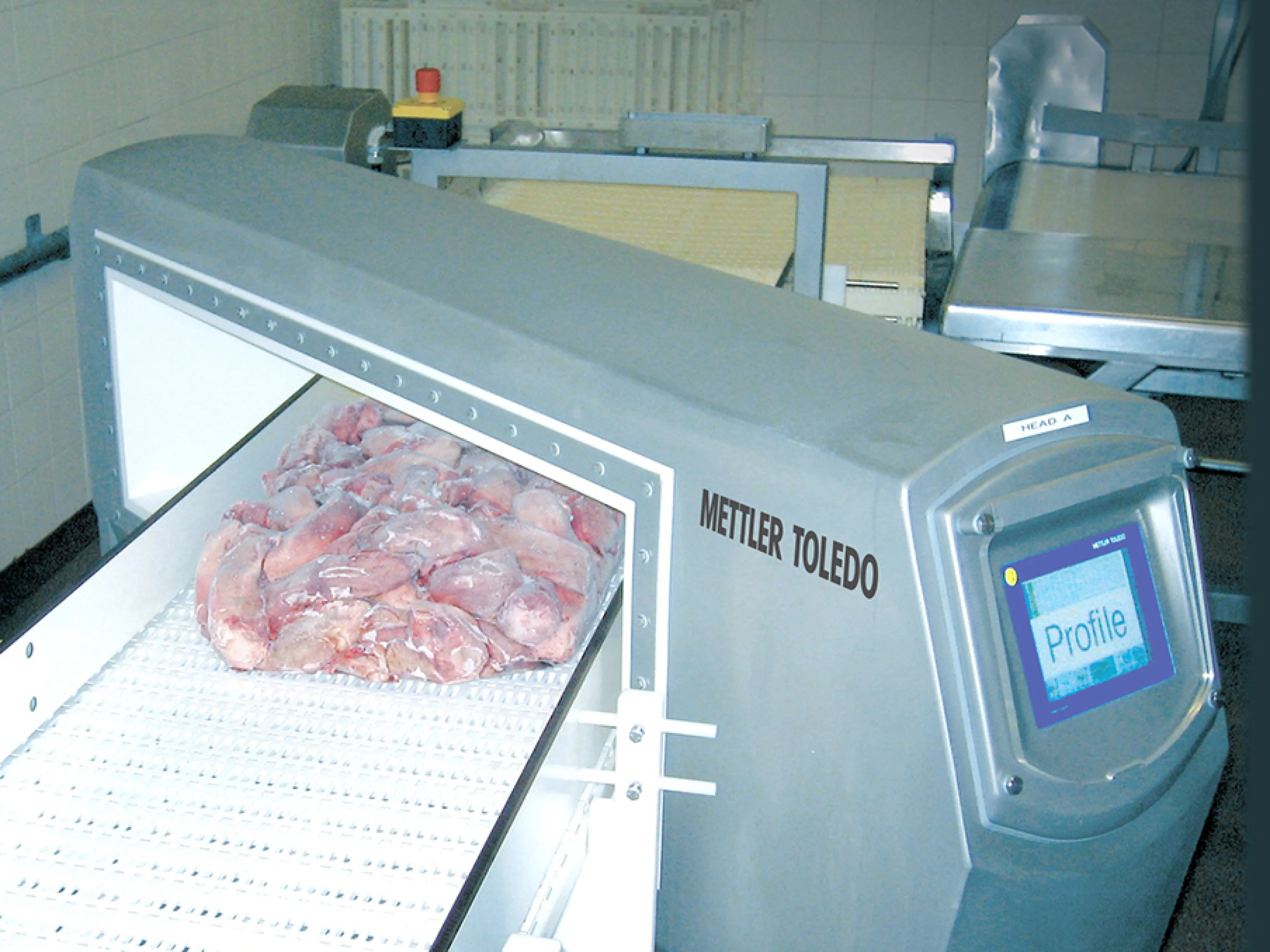 Metallsuchsysteme in der Herstellung von Lebensmitteln wie beispielsweise gefrorenen Fleischprodukten, Bild: Mettler-Toledo Metallsuchsysteme von Mettler-Toledo in der Produktion von Tiefkühlprodukten