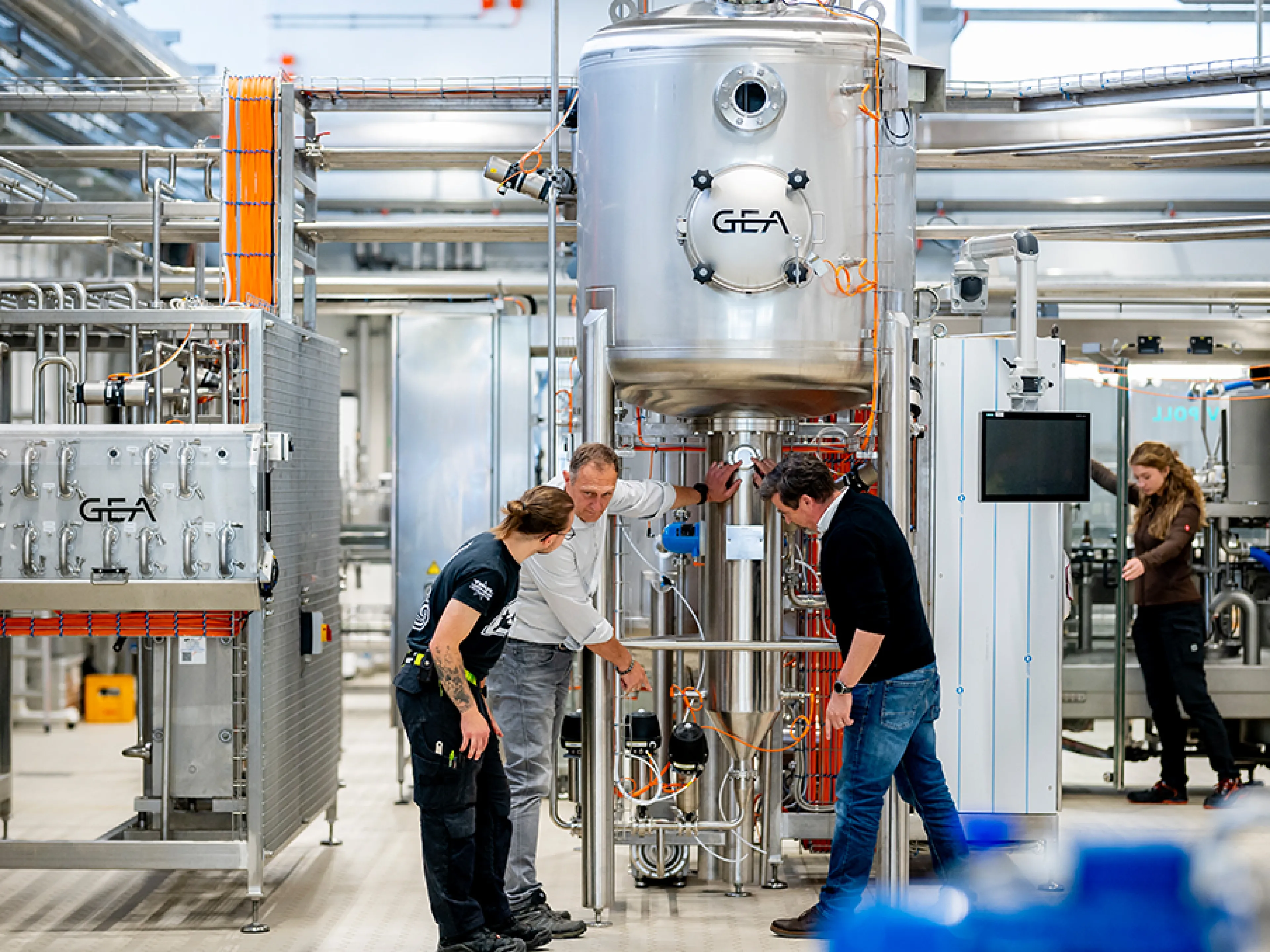 An der Hochschule Geisenheim lernen Studenten, wie man industrielle Prozesse denkt und wie man sie gestaltet. Michael Ludwig, 2. von links, leitet das Getränketechnologische Zentrum für nichtalkoholische Anwendungen, Bild: Hochschule Geisenheim An der Hochschule Geisenheim lernen Studenten an einer Multipurpose-Anlage, wie man industrielle Prozesse denkt und wie man sie gestaltet. Michael Ludwig, 2. von links, leitet das Getränketechnologische Zentrum für nichtalkoholische Anwendungen
