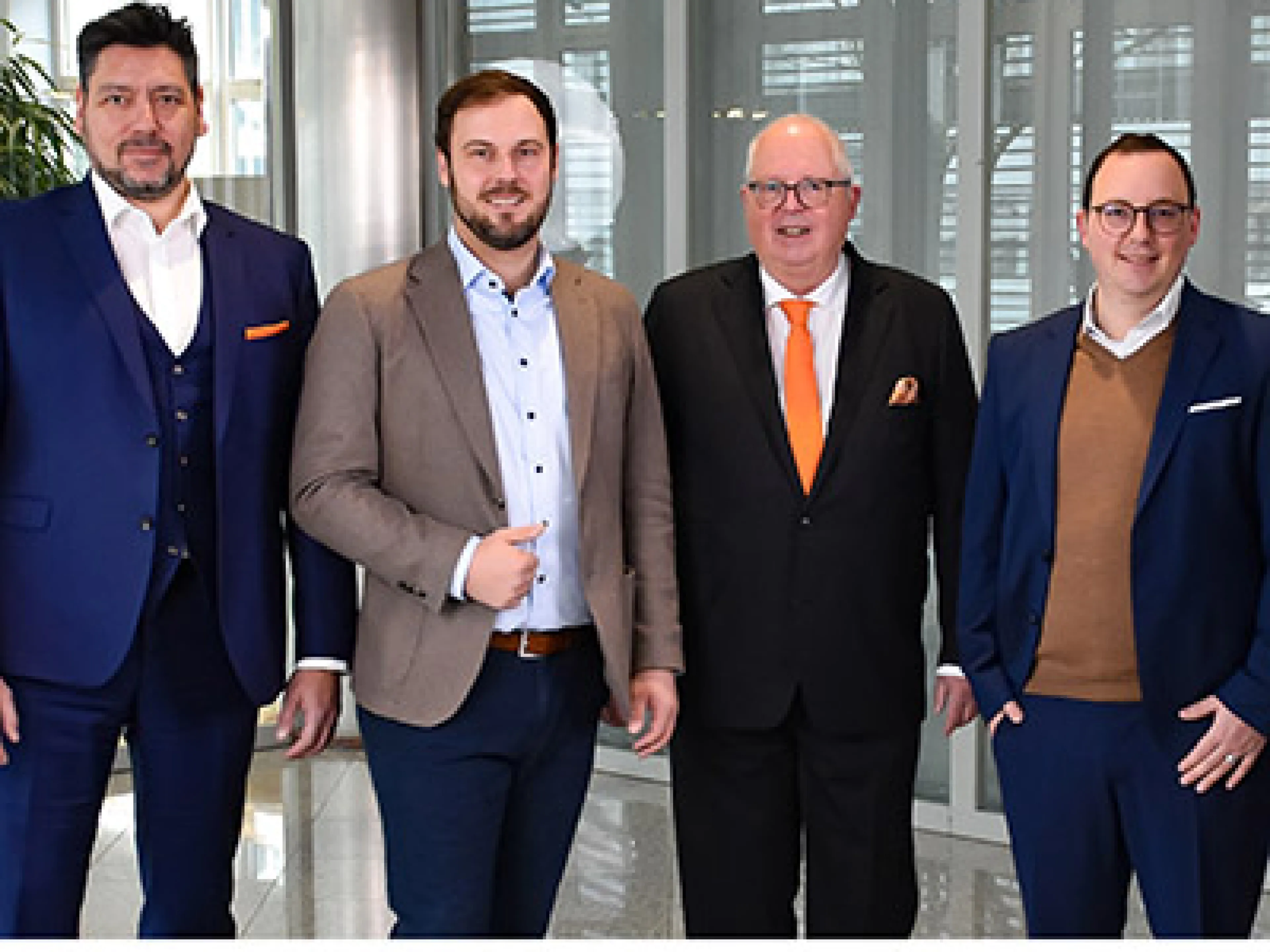 Harald Suchanka (CEO F&P) gratuliert der 4. und 5. Generation Handtmann zum Firmenjubiläum