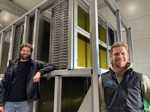 Retrofit: Stephan Ortmann und Fabian Baur vor einem Harter-Wärmepumpenmodul. Mit dieser Technik findet die Trocknung im geschlossenen Kreislauf statt, abluftfrei, mit Wärmerückgewinnung und Kondensation