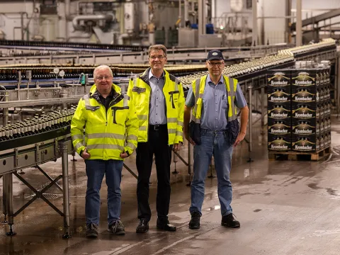 Umfassende Modernisierungsarbeiten in der Abfüllung der Krombacher Brauerei: Oliver Mette (Abteilungsleiter Anlagenentwicklung), Manfred Schmidt (Technischer Geschäftsführer) und Ludger Hense (Leiter Abfüllung) stellen die Produktion zukunftssicher und nachhaltig für die kommenden Jahrzehnte auf