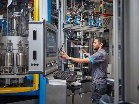 Ein Mitarbeiter von Endress+Hauser Flow in Reinach, Schweiz, bedient eine Kalibrieranlage