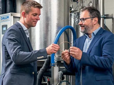 Andreas Gyes, Sales Engineer Trelleborg Sealing Solutions und Kim Dalum, CEO Dalum Beverage Equipment