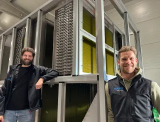 Retrofit: Stephan Ortmann und Fabian Baur vor einem Harter-Wärmepumpenmodul. Mit dieser Technik findet die Trocknung im geschlossenen Kreislauf statt, abluftfrei, mit Wärmerückgewinnung und Kondensation