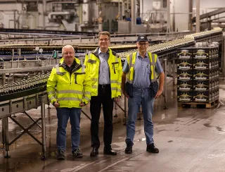 Umfassende Modernisierungsarbeiten in der Abfüllung der Krombacher Brauerei: Oliver Mette (Abteilungsleiter Anlagenentwicklung), Manfred Schmidt (Technischer Geschäftsführer) und Ludger Hense (Leiter Abfüllung) stellen die Produktion zukunftssicher und nachhaltig für die kommenden Jahrzehnte auf