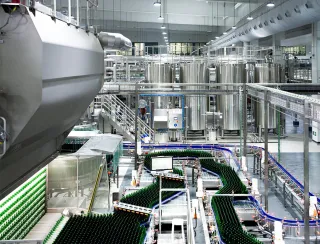 KHS hat die beiden Mehrweg-Glaslinien für Carlsberg unter anderem mit der Doppelend-Flaschenreinigungsmaschine „Innoclean DM“ ausgestattet