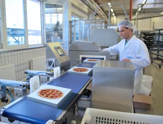 Mettler-Toledo Kontrollwaage überprüft in Echtzeit das Gewicht einzelner Pizzen