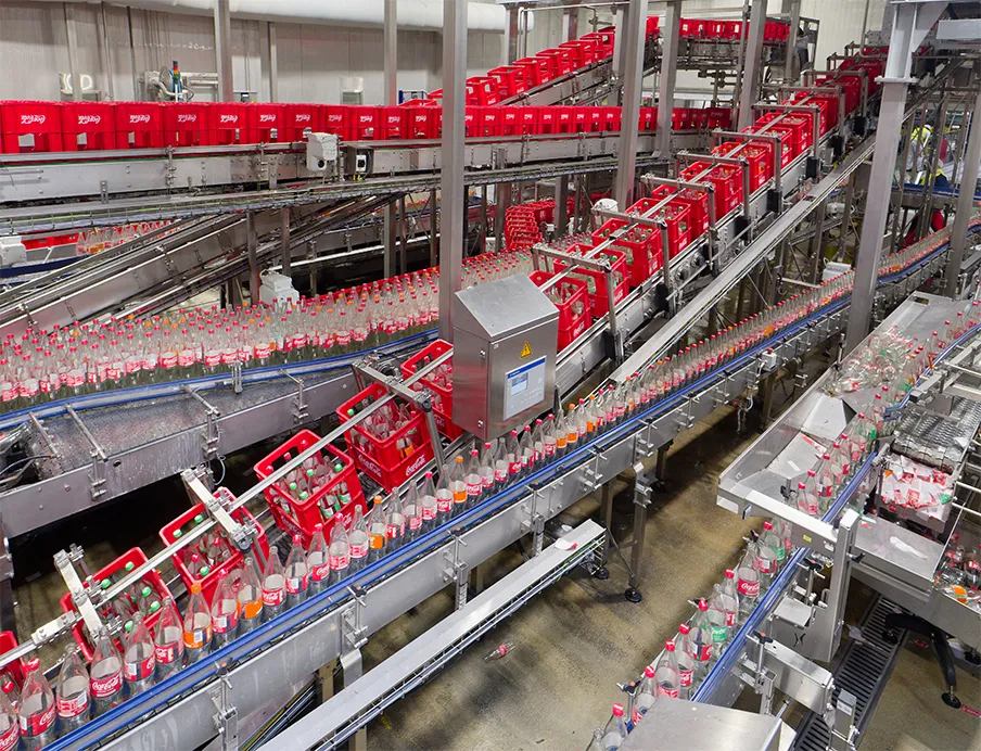 Betrieb bei Coca-Cola am laufenden Band, ein ungeplanter Stillstand würde immense Kosten verursachen, Bild: Andreas Biniasch Betrieb bei Coca-Cola am laufenden Band, ein ungeplanter Stillstand würde immense Kosten verursachen