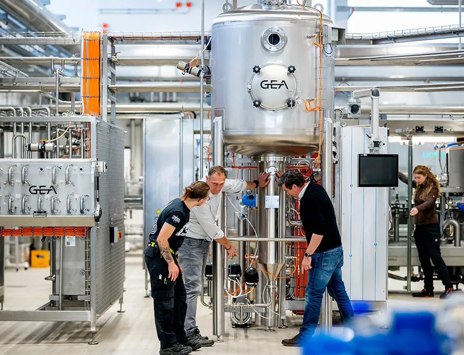 An der Hochschule Geisenheim lernen Studenten, wie man industrielle Prozesse denkt und wie man sie gestaltet. Michael Ludwig, 2. von links, leitet das Getränketechnologische Zentrum für nichtalkoholische Anwendungen, Bild: Hochschule Geisenheim An der Hochschule Geisenheim lernen Studenten an einer Multipurpose-Anlage, wie man industrielle Prozesse denkt und wie man sie gestaltet. Michael Ludwig, 2. von links, leitet das Getränketechnologische Zentrum für nichtalkoholische Anwendungen